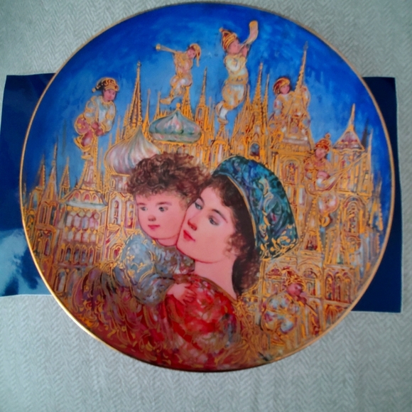 Vintage Edna Hibel Accents gold trimmed plate - Picture 2 of 4